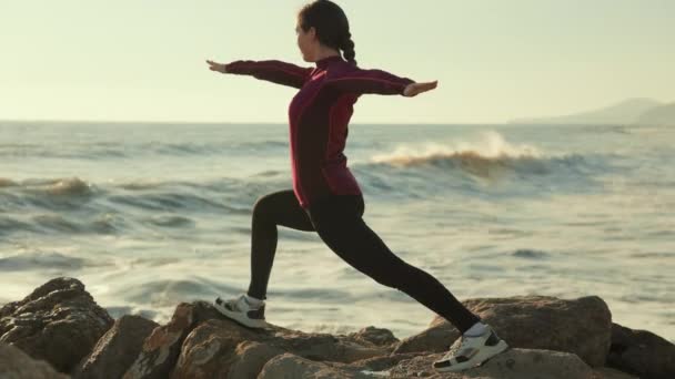 Een Vrouw Die Asana Krijger Doet Wild Beach Achteraanzicht Langzame — Stockvideo
