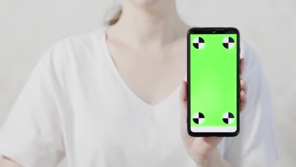 Een Vrouw Houdt Een Smartphone Met Een Groen Scherm Een — Stockvideo