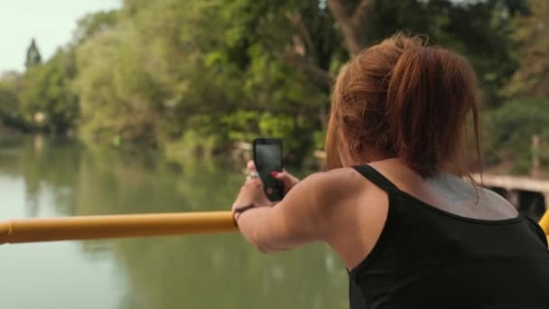 Junge Braun Gebrannte Frau Mit Tätowierung Und Videoshooting Auf Dem — Stockvideo