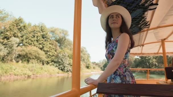 Vacanze Estive Turismo Elegante Giovane Donna Cappello Paglia Stand Vestito — Video Stock