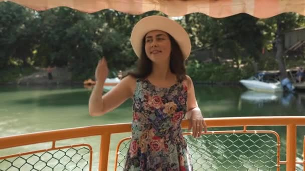 Θερινός Τουρισμός Κομψό Ευτυχισμένη Νεαρή Γυναίκα Ένα Ψάθινο Καπέλο Και — Αρχείο Βίντεο