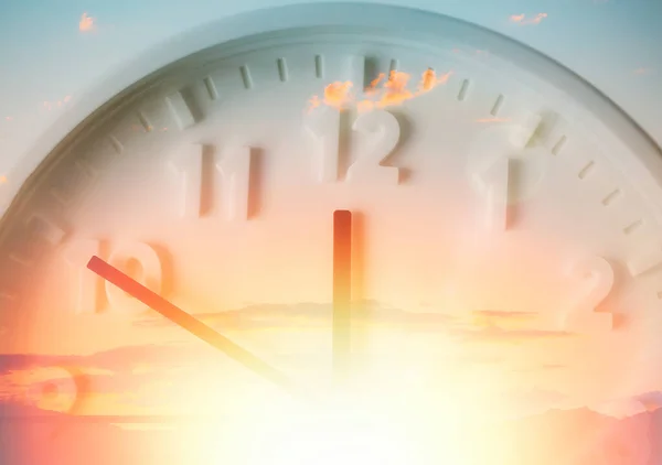 Прекрасне Хмарне Небо Крупним Планом Годинник Яскраве Сонце Подвійна Експозиція — стокове фото