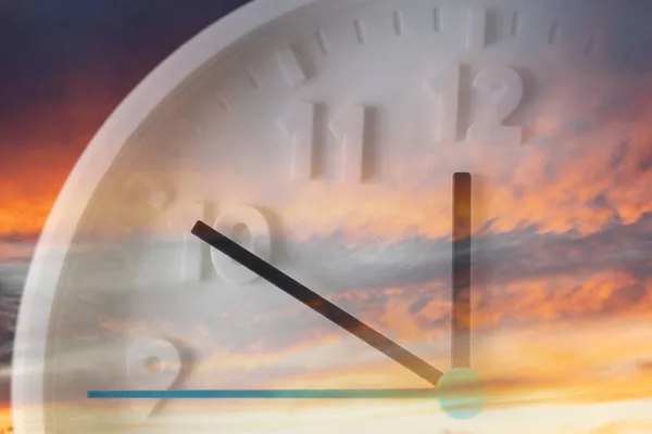 Chmurne Zachmurzenie Zamknięcie Zegara Podwójna Ekspozycja Koncepcja Czasu Świetle Dziennym — Zdjęcie stockowe