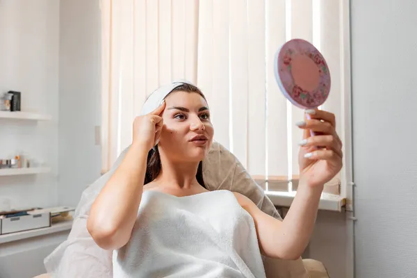 Cosmetologia Cirurgia Plástica Retrato Uma Mulher Olhando Para Mesma Espelho — Fotografia de Stock