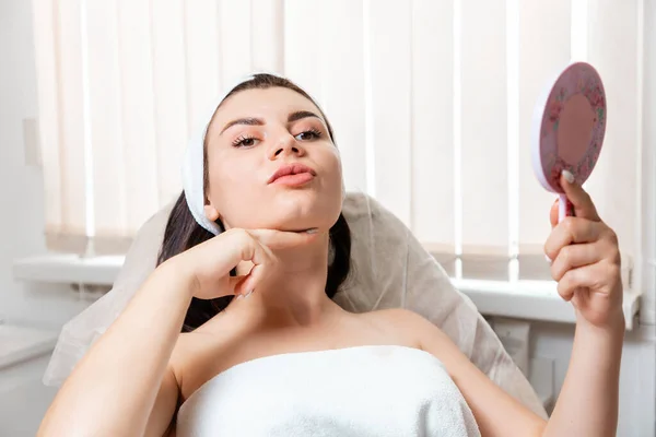 Kosmetická Léčba Mladá Žena Dívá Zrcadla Dotýká Brady Během Procedury — Stock fotografie