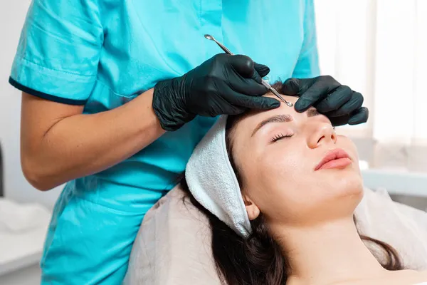 Cosmetología Profesional Esteticista Haciendo Tratamiento Blackhead Utilizando Herramienta Acero Mecánica —  Fotos de Stock
