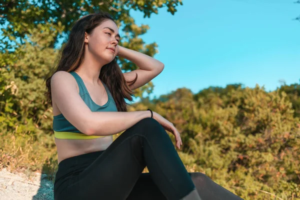 Genç Sportif Bir Kadın Çimlerin Üzerinde Dinleniyor Arka Planda Orman — Stok fotoğraf