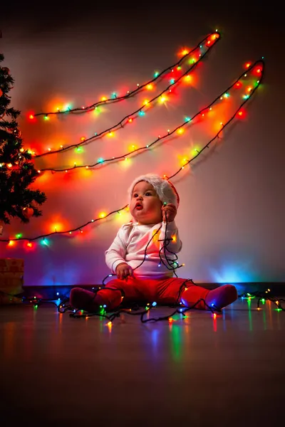 Kerstmis Een Schattige Baby Met Een Kerstmuts Zit Buurt Van — Stockfoto
