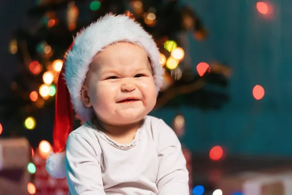 Feliz Navidad Retrato Divertido Bebé Caucásico Con Sombrero Navidad Luces — Foto de Stock