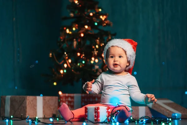 Concetto Vacanza Invernale Stagionale Adorabile Bambina Cappello Natale Seduta Con — Foto Stock