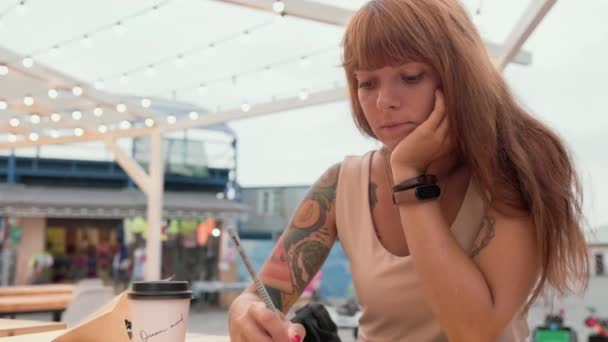 Портрет Белой Загорелой Женщины Татуировками Рисунок Блокноте Реальном Времени Отдых — стоковое видео