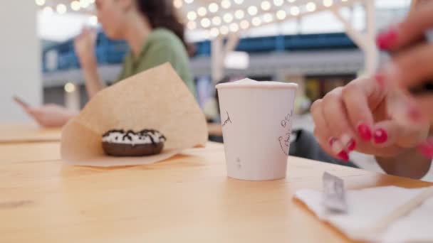Kadın Bir Fincan Kahveye Şeker Koyar Karıştırır Elleri Yakın Çekim — Stok video