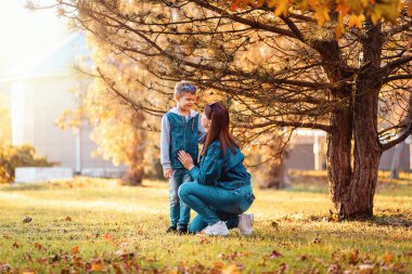 Genç bir anne oğluyla konuşuyor. Uzayı kopyala Mutlu aile kavramı.