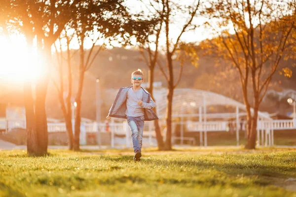 Chico Sonriente Corre Por Parque Otoño Copiar Espacio Concepto Infancia — Foto de Stock