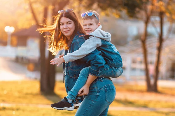 Egy Mosolygó Fiatal Anya Fia Játszik Egy Őszi Parkban Boldog — Stock Fotó