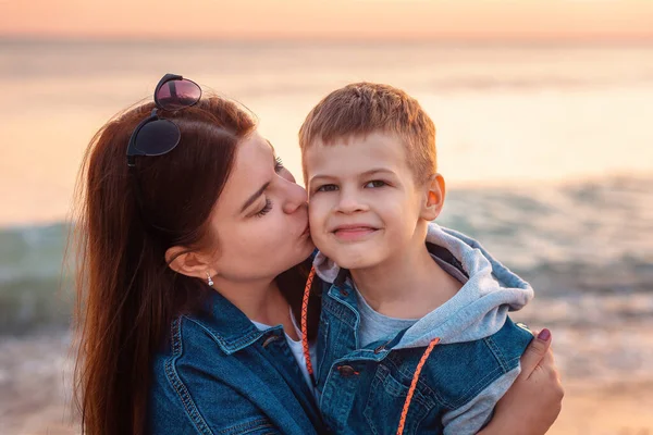 Kaukázusi Anya Portréja Megcsókolja Mosolygó Fiát Cheak Háttérben Tenger Boldog — Stock Fotó