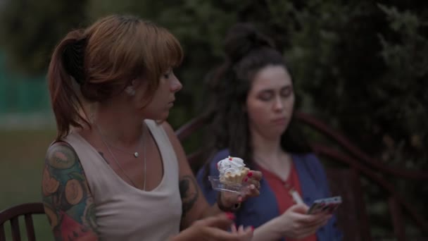 Dwie Młode Kobiety Komunikują Się Sobą Dziewczyny Jedzą Ciasta Używają — Wideo stockowe
