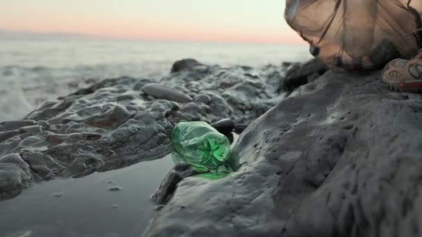 Voluntario Camina Por Playa Con Una Bolsa Llena Basura Recoge — Vídeos de Stock