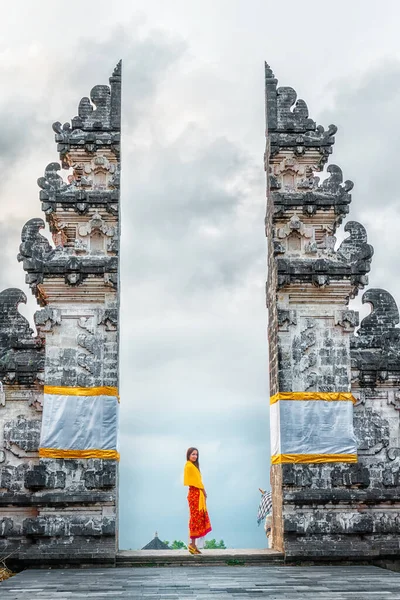 Молодая Туристка Посещающая Храм Лемпуян Бали Индонезия История Религия — стоковое фото