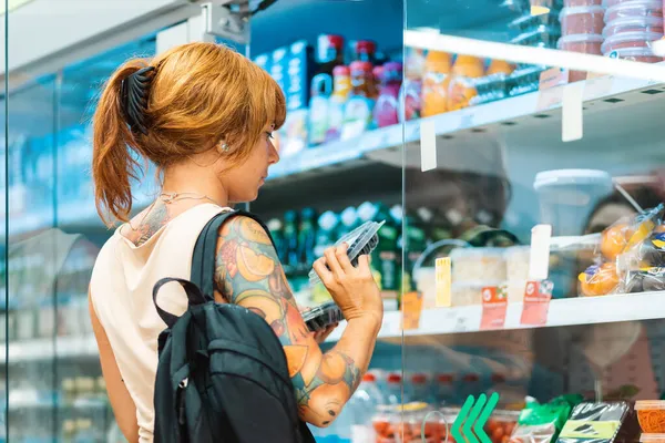 Молода Татуйована Жінка Вибирає Чорницю Супермаркеті Вид Ззаду Концепція Споживання — стокове фото