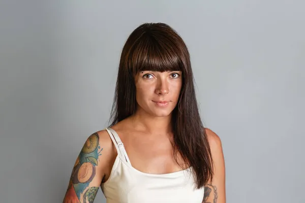 タトゥーのある若い日焼けしたブルネットの女性の肖像画 スペースのコピー — ストック写真