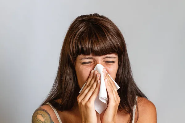 Constipações Doenças Virais Sazonais Uma Mulher Morena Espirra Assoa Nariz — Fotografia de Stock