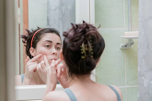 Junge Schöne Teenager Mädchen Berühren Ihr Gesicht Vor Dem Spiegel — Stockfoto