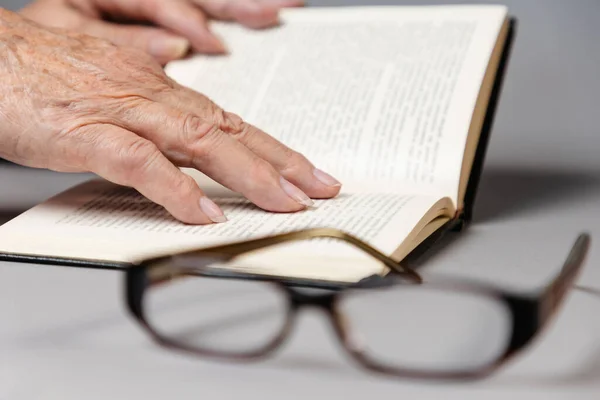 Una Mujer Mayor Con Las Manos Arrugadas Está Leyendo Libro — Foto de Stock