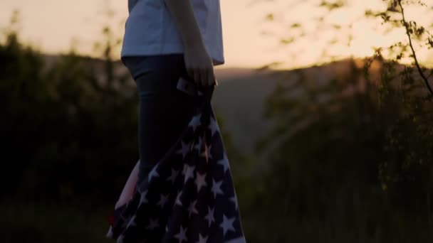 Seorang Wanita Muda Bahagia Menutupi Bendera Amerika Atas Bahu Matahari — Stok Video