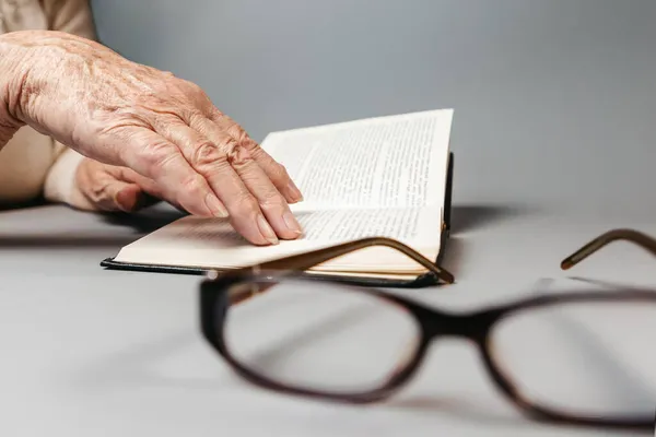Una Mujer Mayor Con Las Manos Arrugadas Está Leyendo Libro —  Fotos de Stock