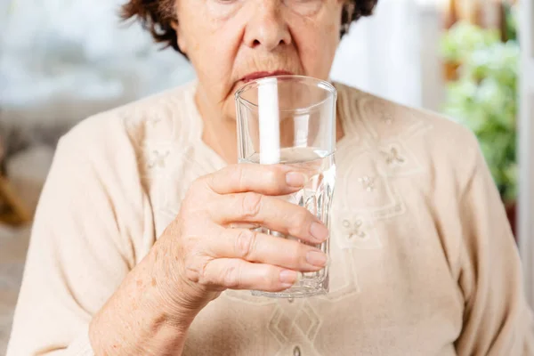 Senhora Tem Copo Água Tomar Medicamentos Para Dor Fecha Conceito — Fotografia de Stock