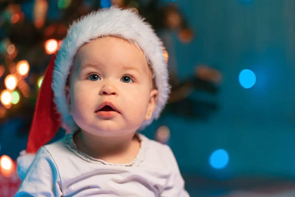 Retrato Lindo Bebé Caucásico Sombrero Navidad Luces Festivas Fondo Copiar — Foto de Stock
