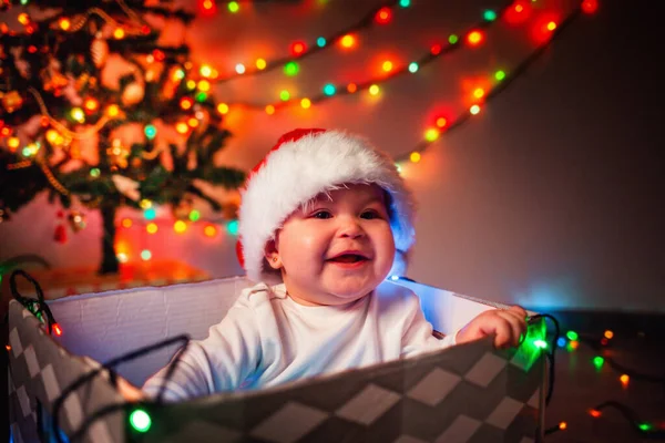 Navidad Retrato Bebé Feliz Sombrero Navidad Sentado Una Caja Regalo — Foto de Stock