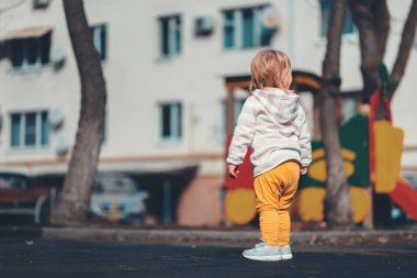 Kayıp bir çocuk. Küçük bir bebek oyun alanında tek başına duruyor. Çocuk evlat edinme kavramı.