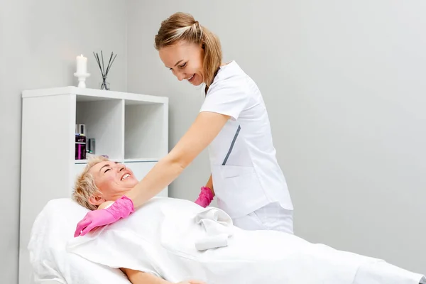 Kobieta Otrzymuje Zabieg Kosmetologa Specjalista Przygotowuje Klienta Zabiegu — Zdjęcie stockowe