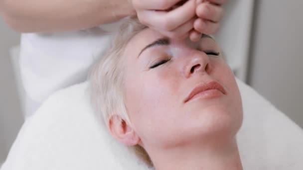 Uma Bela Mulher Adulta Procedimento Massagem Com Cosmetologista Cosmetologia Profissional — Vídeo de Stock