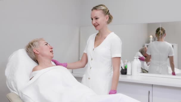 Femeie Adultă Programare Cosmetolog Într Salon Înfrumusețare Mişcare Lentă Conceptul — Videoclip de stoc