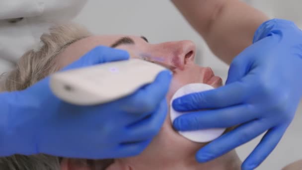 Ultraschall Peeling Der Gesichtshaut Seitenansicht Des Gesichts Einer Frau Nahaufnahme — Stockvideo