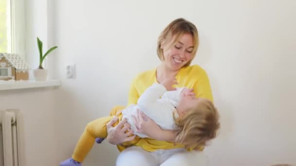 Feliz Madre Hija Pequeña Juegan Divierten Juntos Acercar — Vídeo de stock