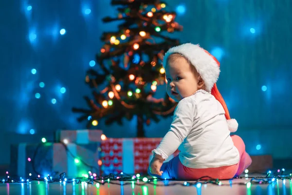 Linda Niña Caucásica Sombrero Navidad Sentado Con Luces Festivas Regalos — Foto de Stock