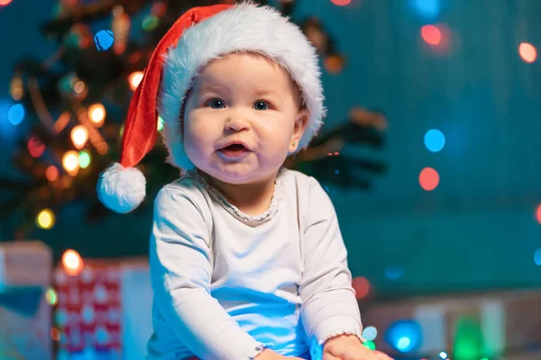 Retrato Lindo Bebé Caucásico Sombrero Navidad Luces Festivas Regalos Navidad — Foto de Stock