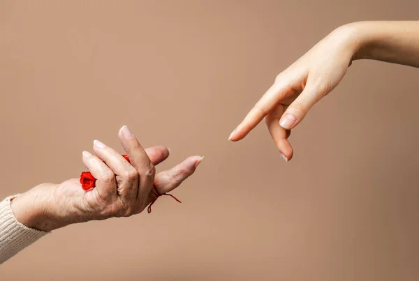 Mão Uma Mulher Sênior Com Fios Vermelhos Palma Mão Estende — Fotografia de Stock