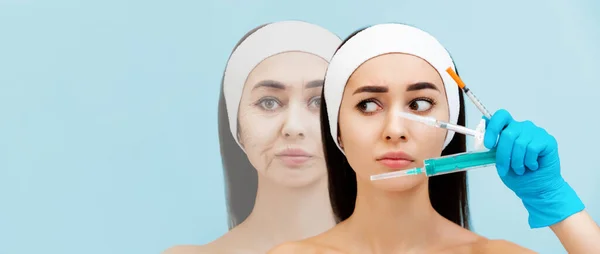バナーだ 化粧品の前と後の結果 顔の近くに3本の注射器を手に持つ女性の肖像画 ライトブルーの背景 コピースペース 整形手術と若返り注射の概念 — ストック写真