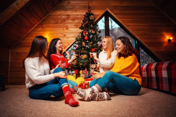 Kerstmis Nieuwjaarsvakantie Een Groep Jonge Vrolijke Blanke Vrouwen Drinken Drinken — Stockfoto