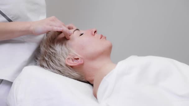 Femme Adulte Une Procédure Massage Visage Avec Cosmétologue Cosmétologie Professionnelle — Video