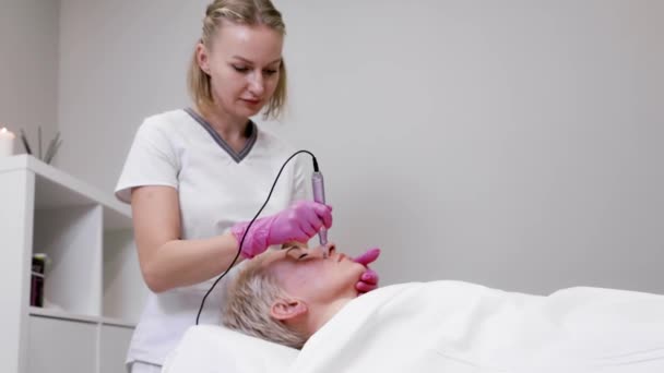 Adult Woman Receives Gas Liquid Peeling Procedure Beauty Salon Professional — Stock Video
