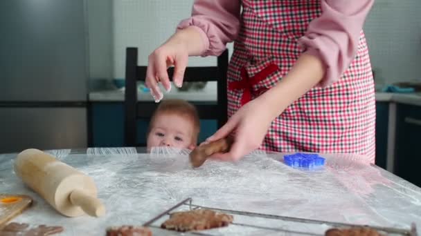 Uma Mãe Rola Massa Com Rolo Enquanto Seu Filho Senta — Vídeo de Stock