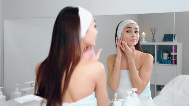 Banyoda Durup Aynada Yüzüne Bakan Güzel Bir Kadının Portresi Ağır — Stok video