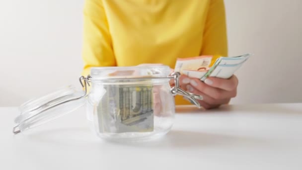 Жінка Рахує Гроші Кладе Скляну Банку Крупним Планом Жіночі Руки — стокове відео