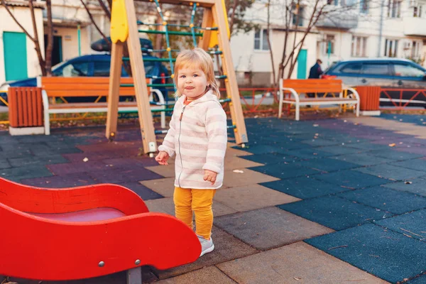 Staat Een Schattig Meisje Naast Kinderglijbaan Speelplaats Het Concept Van — Stockfoto